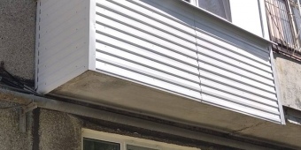Тёплое П-образное остекление пластиковыми окнами на балконе с выносом